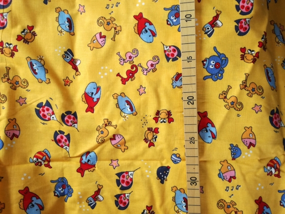 Tissu jaune avec poissons