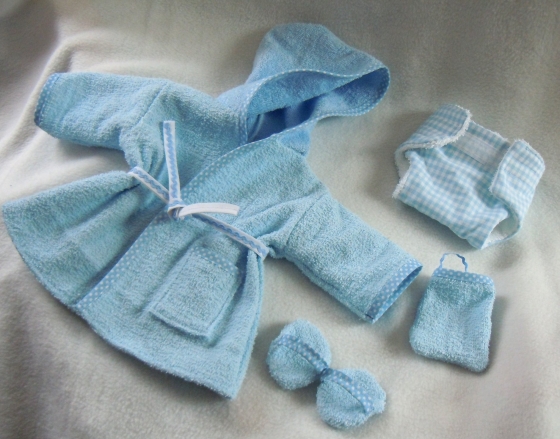 Preview: Krümel-Schnitt: Bademantel mit Schlappen, Windel und Waschlappen