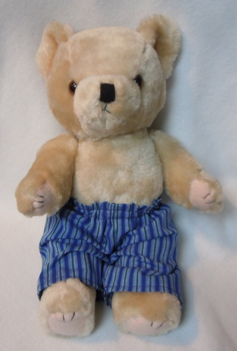 Teddy-Junge mit Streifenhose