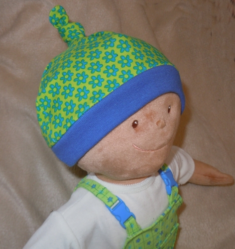 Preview: Krümel-Schnitt: Latzhose mit Shirt, Knotenmütze und Rucksack