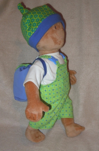 Preview: Krümel-Schnitt: Latzhose mit Shirt, Knotenmütze und Rucksack