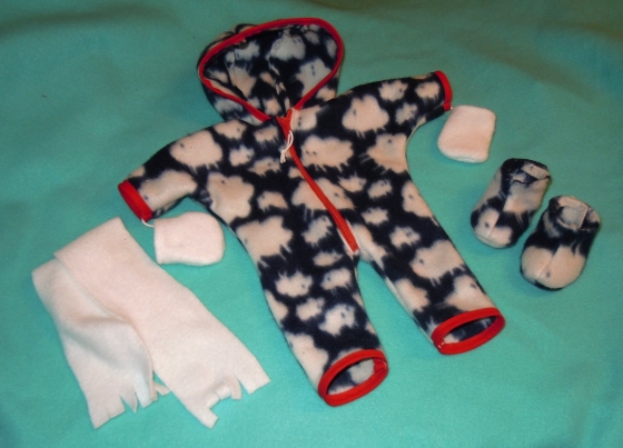 Preview: Krümel-Schnitt: Thermo-Overall mit Stiefeln, Handschuhen und Schal