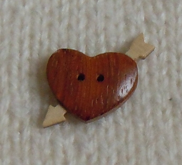 Button of wood "heart"