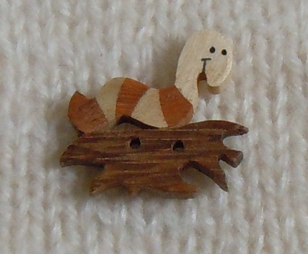 Button of wood "caterpillar"