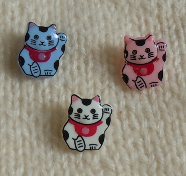 Button "waving cat"